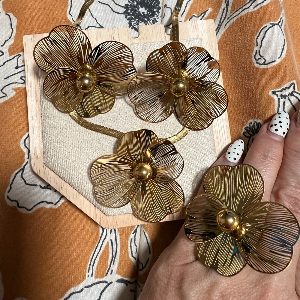 Beautiful 🤩 Gold Floral Jewelry Set steel gold. Earrings, Ring and necklace
